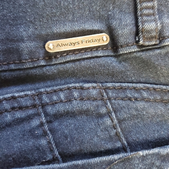 HIGH WAIST DARK WASH BOOTY POPPING DENIM CAPRIS - Picture 11 of 13